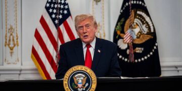 PALM BEACH, FLORIDA - 27 DE NOVIEMBRE: El presidente Donald Trump participa en una llamada con miembros del servicio estadounidense de su club Mar-a-Lago en Florida el Día de Acción de Gracias el 27 de noviembre de 2025 en Palm Beach, Florida. (Foto de Pete Marovich/Getty Images)