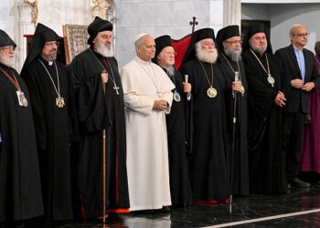 ESTAMBUL, TURQUÍA - 29 DE NOVIEMBRE: (NOTA DEL EDITOR: SOLO PARA USO ESTRICTAMENTE EDITORIAL - SIN MERCHANDISING). El Papa León XIV asiste a una reunión privada con los jefes de las Iglesias y Comunidades Cristianas en la Iglesia Ortodoxa Siria de Mor Ephrem en el tercer día de su Viaje Apostólico a Türkiye el 29 de noviembre de 2025 en Estambul, Turquía. El Papa León XIV está haciendo su primer viaje al extranjero en una visita de seis días a Turquía y Líbano. Durante su viaje, el Papa está programado para reunirse con fieles de las comunidades católicas locales, así como con líderes políticos y religiosos, llamando la atención sobre los temas regionales. (Foto de Elisabetta Trevisan - Vatican Media a través de Vatican Pool/Getty Images)