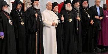 ESTAMBUL, TURQUÍA - 29 DE NOVIEMBRE: (NOTA DEL EDITOR: SOLO PARA USO ESTRICTAMENTE EDITORIAL - SIN MERCHANDISING). El Papa León XIV asiste a una reunión privada con los jefes de las Iglesias y Comunidades Cristianas en la Iglesia Ortodoxa Siria de Mor Ephrem en el tercer día de su Viaje Apostólico a Türkiye el 29 de noviembre de 2025 en Estambul, Turquía. El Papa León XIV está haciendo su primer viaje al extranjero en una visita de seis días a Turquía y Líbano. Durante su viaje, el Papa está programado para reunirse con fieles de las comunidades católicas locales, así como con líderes políticos y religiosos, llamando la atención sobre los temas regionales. (Foto de Elisabetta Trevisan - Vatican Media a través de Vatican Pool/Getty Images)