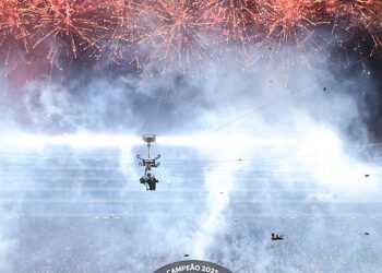 LIMA, PERÚ - 29 DE NOVIEMBRE: Giorgian de Arrascaeta y Bruno Henrique de Flamengo levantan el trofeo de Campeón después de ganar el partido final de la Copa CONMEBOL Libertadores 2025 entre Palmeiras y Flamengo en el Estadio Monumental el 29 de noviembre de 2025 en Lima, Perú. (Foto de Héctor Vivas/Getty Images)