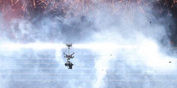 LIMA, PERÚ - 29 DE NOVIEMBRE: Giorgian de Arrascaeta y Bruno Henrique de Flamengo levantan el trofeo de Campeón después de ganar el partido final de la Copa CONMEBOL Libertadores 2025 entre Palmeiras y Flamengo en el Estadio Monumental el 29 de noviembre de 2025 en Lima, Perú. (Foto de Héctor Vivas/Getty Images)