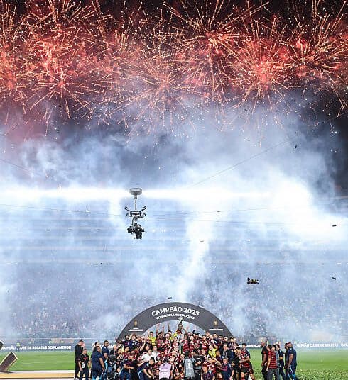 LIMA, PERÚ - 29 DE NOVIEMBRE: Giorgian de Arrascaeta y Bruno Henrique de Flamengo levantan el trofeo de Campeón después de ganar el partido final de la Copa CONMEBOL Libertadores 2025 entre Palmeiras y Flamengo en el Estadio Monumental el 29 de noviembre de 2025 en Lima, Perú. (Foto de Héctor Vivas/Getty Images)