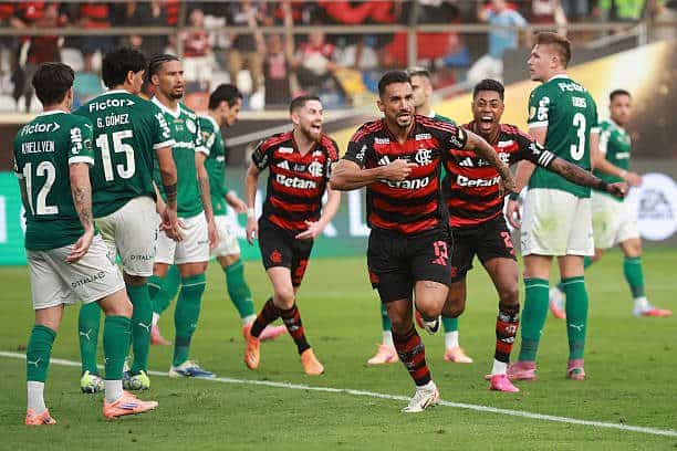 LIMA, PERÚ - 29 DE NOVIEMBRE: Danilo del Flamengo celebra después de marcar el primer gol de su equipo durante el partido final de la Copa CONMEBOL Libertadores 2025 entre Palmeiras y Flamengo en el Estadio Monumental el 29 de noviembre de 2025 en Lima, Perú. (Foto de Héctor Vivas/Getty Images)