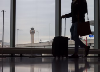 La torre de control de tráfico aéreo de la FAA en el Aeropuerto Internacional Liberty de Newark en Newark, Nueva Jersey. MICHAEL NAGLE/BLOOMBERG NOTICIAS