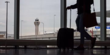 La torre de control de tráfico aéreo de la FAA en el Aeropuerto Internacional Liberty de Newark en Newark, Nueva Jersey. MICHAEL NAGLE/BLOOMBERG NOTICIAS