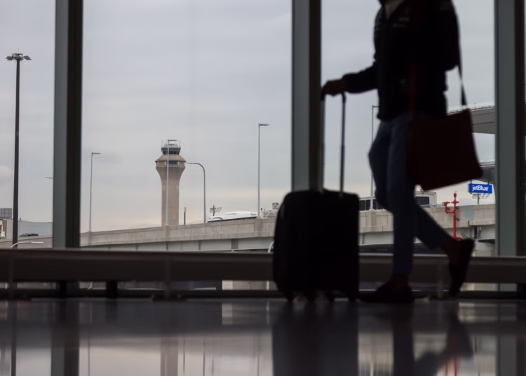 La torre de control de tráfico aéreo de la FAA en el Aeropuerto Internacional Liberty de Newark en Newark, Nueva Jersey. MICHAEL NAGLE/BLOOMBERG NOTICIAS