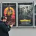 Un hombre pasa junto a carteles de películas en el Teatro AMC en Montebello, California, el 5 de mayo de 2025. Frederic J. Marrón | AFP | Getty Images