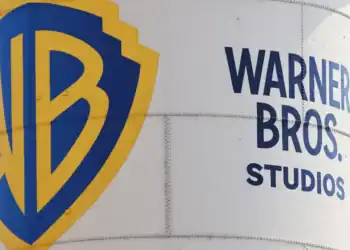 El logotipo de Warner Bros. se muestra en una torre de agua en Warner Bros. Estudio el 12 de septiembre de 2025 en Burbank, California. Mario Tama | Getty Imágenes