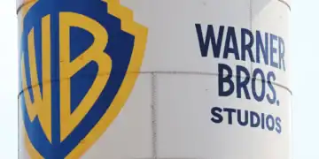 El logotipo de Warner Bros. se muestra en una torre de agua en Warner Bros. Estudio el 12 de septiembre de 2025 en Burbank, California. Mario Tama | Getty Imágenes