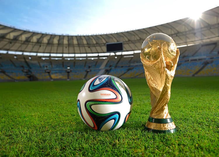 Balón oficial de la Copa Mundial de la FIFA Brasil 2014, y el Trofeo Oficial de la Copa del Mundo en el Estadio Maracaná en Río de Janeiro, Brasil, 20 de noviembre de 2013.