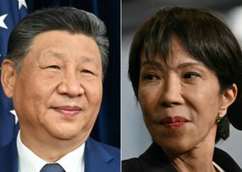 (ARCHIVOS) (COMBO) Esta combinación de imágenes creadas el 31 de octubre de 2025 muestra (L) al presidente de China Xi Jinping durante una reunión en la Base Aérea de Gimhae en Busan el 30 de octubre de 2025, y (R) la primera ministra de Japón, Sanae Takaichi, hablando frente al personal de la Marina de los Estados Unidos a bordo del portaaviones USS George Washington de la Marina de los Estados Unidos en la base naval estadounidense en Yokosuka el 28 de octubre de 2025. Japón negó el 27 de noviembre de 2025, un informe del Wall Street Journal que decía que el presidente estadounidense Donald Trump había aconsejado a la primera ministra Sanae Takaichi que no provocara a China sobre la soberanía de Taiwán. (Foto de ANDREW CABALLERO-REYNOLDS / AFP) / NO SE UTILIZA DESPUÉS DEL 28 DE DICIEMBRE DE 2025 02:34:01 GMT