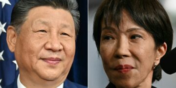 (ARCHIVOS) (COMBO) Esta combinación de imágenes creadas el 31 de octubre de 2025 muestra (L) al presidente de China Xi Jinping durante una reunión en la Base Aérea de Gimhae en Busan el 30 de octubre de 2025, y (R) la primera ministra de Japón, Sanae Takaichi, hablando frente al personal de la Marina de los Estados Unidos a bordo del portaaviones USS George Washington de la Marina de los Estados Unidos en la base naval estadounidense en Yokosuka el 28 de octubre de 2025. Japón negó el 27 de noviembre de 2025, un informe del Wall Street Journal que decía que el presidente estadounidense Donald Trump había aconsejado a la primera ministra Sanae Takaichi que no provocara a China sobre la soberanía de Taiwán. (Foto de ANDREW CABALLERO-REYNOLDS / AFP) / NO SE UTILIZA DESPUÉS DEL 28 DE DICIEMBRE DE 2025 02:34:01 GMT