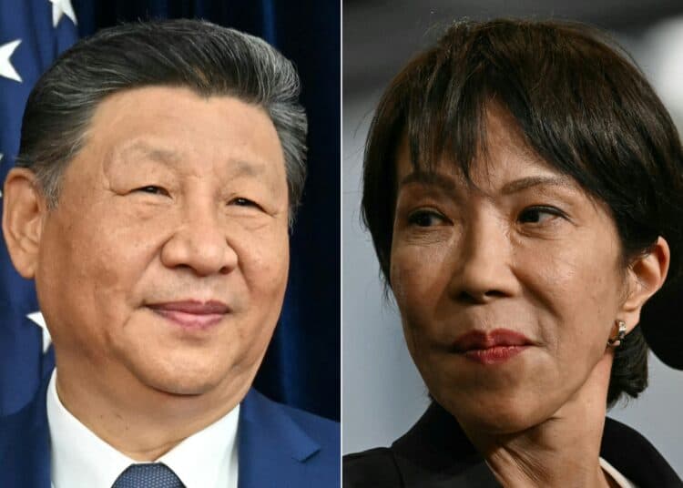 (ARCHIVOS) (COMBO) Esta combinación de imágenes creadas el 31 de octubre de 2025 muestra (L) al presidente de China Xi Jinping durante una reunión en la Base Aérea de Gimhae en Busan el 30 de octubre de 2025, y (R) la primera ministra de Japón, Sanae Takaichi, hablando frente al personal de la Marina de los Estados Unidos a bordo del portaaviones USS George Washington de la Marina de los Estados Unidos en la base naval estadounidense en Yokosuka el 28 de octubre de 2025. Japón negó el 27 de noviembre de 2025, un informe del Wall Street Journal que decía que el presidente estadounidense Donald Trump había aconsejado a la primera ministra Sanae Takaichi que no provocara a China sobre la soberanía de Taiwán. (Foto de ANDREW CABALLERO-REYNOLDS / AFP) / NO SE UTILIZA DESPUÉS DEL 28 DE DICIEMBRE DE 2025 02:34:01 GMT
