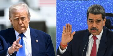 (ARCHIVOS) (COMBO) Esta combinación de imágenes de archivo creadas el 20 de septiembre de 2025 muestra al presidente estadounidense Donald Trump (izquierda) gesticulando mientras camina para abordar el Air Force One en la Base Conjunta Andrews en Maryland el 12 de mayo de 2025; y el presidente de Venezuela, Nicolás Maduro, hablando durante una conferencia de prensa con medios internacionales en el Hotel Eurobuilding en Caracas el 15 de septiembre de 2025. Estados Unidos ha ofrecido al presidente venezolano Nicolás Maduro la oportunidad de dejar su país por Rusia o en otro lugar, dijo un senador republicano el 30 de noviembre de 2025, en medio de mayores temores de una inminente acción militar estadounidense. (Foto de Brendan SMIALOWSKI y Federico PARRA / AFP)