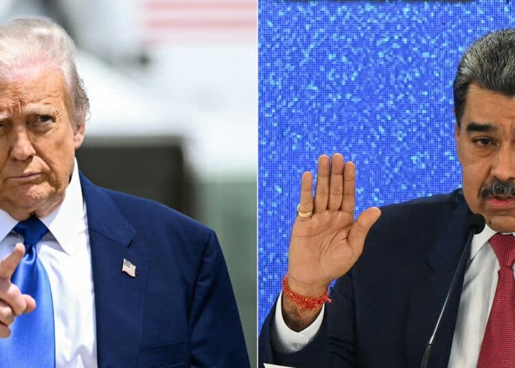 (ARCHIVOS) (COMBO) Esta combinación de imágenes de archivo creadas el 20 de septiembre de 2025 muestra al presidente estadounidense Donald Trump (izquierda) gesticulando mientras camina para abordar el Air Force One en la Base Conjunta Andrews en Maryland el 12 de mayo de 2025; y el presidente de Venezuela, Nicolás Maduro, hablando durante una conferencia de prensa con medios internacionales en el Hotel Eurobuilding en Caracas el 15 de septiembre de 2025. Estados Unidos ha ofrecido al presidente venezolano Nicolás Maduro la oportunidad de dejar su país por Rusia o en otro lugar, dijo un senador republicano el 30 de noviembre de 2025, en medio de mayores temores de una inminente acción militar estadounidense. (Foto de Brendan SMIALOWSKI y Federico PARRA / AFP)