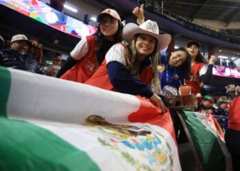 (ARCHIVOS) Los fanáticos de México posan para una foto antes del primer lugar del torneo de béisbol de la Serie Caribe, partido de playoffs entre la República Dominicana y México en el Estadio El Nido De Los Águilas en Mexicali, estado de Baja California, México, el 7 de febrero de 2025. México será el nuevo anfitrión del torneo de béisbol de la Serie del Caribe 2026 después de que algunos equipos se negaran a viajar a Venezuela, el anfitrión inicial, en medio de la crisis sobre el despliegue militar de los Estados Unidos en el Caribe, anunciaron los organizadores el 18 de diciembre de 2025. (Foto de FAUSTO IBARRA / AFP)