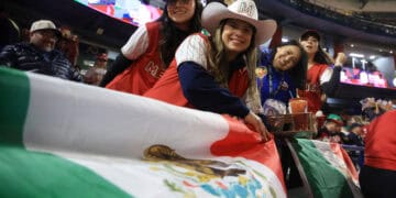 (ARCHIVOS) Los fanáticos de México posan para una foto antes del primer lugar del torneo de béisbol de la Serie Caribe, partido de playoffs entre la República Dominicana y México en el Estadio El Nido De Los Águilas en Mexicali, estado de Baja California, México, el 7 de febrero de 2025. México será el nuevo anfitrión del torneo de béisbol de la Serie del Caribe 2026 después de que algunos equipos se negaran a viajar a Venezuela, el anfitrión inicial, en medio de la crisis sobre el despliegue militar de los Estados Unidos en el Caribe, anunciaron los organizadores el 18 de diciembre de 2025. (Foto de FAUSTO IBARRA / AFP)