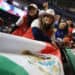 (ARCHIVOS) Los fanáticos de México posan para una foto antes del primer lugar del torneo de béisbol de la Serie Caribe, partido de playoffs entre la República Dominicana y México en el Estadio El Nido De Los Águilas en Mexicali, estado de Baja California, México, el 7 de febrero de 2025. México será el nuevo anfitrión del torneo de béisbol de la Serie del Caribe 2026 después de que algunos equipos se negaran a viajar a Venezuela, el anfitrión inicial, en medio de la crisis sobre el despliegue militar de los Estados Unidos en el Caribe, anunciaron los organizadores el 18 de diciembre de 2025. (Foto de FAUSTO IBARRA / AFP)