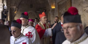 Patriarca Latino de Jerusalén El italiano Pierbattista Pizzaballa llega para la misa anual de Navidad en la Iglesia de la Natividad en la ciudad de Belén, ocupada por Israel, que se cree que es el lugar de nacimiento de Jesucristo, el 24 de diciembre de 2025. Los Scouts marcharon bajo un cielo azul claro en Belén el 24 de diciembre de 2025, cuando la ciudad palestina emergió de la sombra de la guerra en Gaza para celebrar su primera Navidad festiva en más de dos años. A lo largo de la guerra de Gaza que comenzó con el ataque de Hamas a Israel en octubre de 2023, un tono sombrío marcó la Navidad en Belén, el lugar de nacimiento bíblico de Jesucristo. (Foto de ilia yefimovich / AFP)