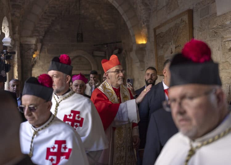 Patriarca Latino de Jerusalén El italiano Pierbattista Pizzaballa llega para la misa anual de Navidad en la Iglesia de la Natividad en la ciudad de Belén, ocupada por Israel, que se cree que es el lugar de nacimiento de Jesucristo, el 24 de diciembre de 2025. Los Scouts marcharon bajo un cielo azul claro en Belén el 24 de diciembre de 2025, cuando la ciudad palestina emergió de la sombra de la guerra en Gaza para celebrar su primera Navidad festiva en más de dos años. A lo largo de la guerra de Gaza que comenzó con el ataque de Hamas a Israel en octubre de 2023, un tono sombrío marcó la Navidad en Belén, el lugar de nacimiento bíblico de Jesucristo. (Foto de ilia yefimovich / AFP)