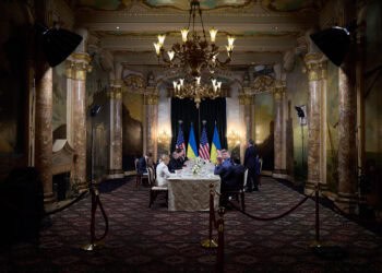 Esta fotografía de folleto tomada el 28 de diciembre de 2025 y publicada por la Oficina Presidencial de Ucrania el 29 de diciembre de 2025 muestra al presidente de los Estados Unidos, Donald Trump, una reunión con el presidente ucraniano Volodymyr Zelensky y su personal (L) durante las conversaciones sobre el fin de la guerra con Rusia en su finca Mar-a-Lago en Palm Beach, Florida. (Foto por folleto / SERVICIO DE PRENSA PRESIDENCIAL DE UCRANIA / AFP) / XGTY / RESTRINGIDO AL USO EDITORIAL - CRÉDITO OBLIGATORIO "FOTO AFP / SERVICIO DE PRENSA PRESIDENCIAL DE UCRANIA" - SIN MARKETING SIN CAMPAÑAS PUBLICITARIAS - DISTRIBUIDO COMO SERVICIO A LOS CLIENTES