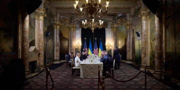 Esta fotografía de folleto tomada el 28 de diciembre de 2025 y publicada por la Oficina Presidencial de Ucrania el 29 de diciembre de 2025 muestra al presidente de los Estados Unidos, Donald Trump, una reunión con el presidente ucraniano Volodymyr Zelensky y su personal (L) durante las conversaciones sobre el fin de la guerra con Rusia en su finca Mar-a-Lago en Palm Beach, Florida. (Foto por folleto / SERVICIO DE PRENSA PRESIDENCIAL DE UCRANIA / AFP) / XGTY / RESTRINGIDO AL USO EDITORIAL - CRÉDITO OBLIGATORIO "FOTO AFP / SERVICIO DE PRENSA PRESIDENCIAL DE UCRANIA" - SIN MARKETING SIN CAMPAÑAS PUBLICITARIAS - DISTRIBUIDO COMO SERVICIO A LOS CLIENTES