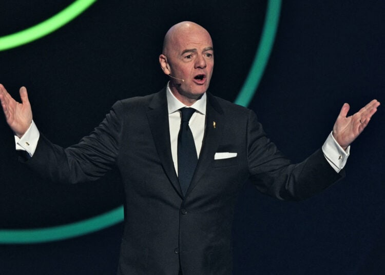 (ARCHIVOS) El presidente italiano de la FIFA, Gianni Infantino, habla en el escenario durante el sorteo de la Copa Mundial de Fútbol de la FIFA 2026 que se llevará a cabo en Estados Unidos, Canadá y México, en el Kennedy Center, en Washington, DC, el 5 de diciembre de 2025. El presidente de la FIFA, Gianni Infantino, defendió el 29 de diciembre los controvertidos precios de las entradas para la Copa del Mundo de 2026, revelando que los organizadores habían recibido un récord de 150 millones de solicitudes de entradas en las últimas dos semanas.Speaking at the World Sports Summit in Dubai, Infantino stressed that all revenues from next year's tournament in the United States, Mexico and Canada would be pumped back into football around the world. (Photo by Jim WATSON / AFP)