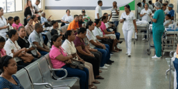 Imagen ilustrativa de personas esperando en una sala de espera con el logo de SENASA / DF