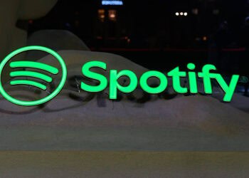 Un cartel de la aplicación de música de Spotify se representa en el centro de la ciudad de Varsovia, Polonia, el 5 de diciembre de 2025. (Foto de Aleksander Kalka/NurPhoto vía Getty Images)
