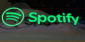 Un cartel de la aplicación de música de Spotify se representa en el centro de la ciudad de Varsovia, Polonia, el 5 de diciembre de 2025. (Foto de Aleksander Kalka/NurPhoto vía Getty Images)