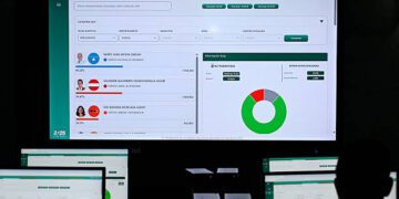 Un hombre observa los resultados provisionales de las elecciones presidenciales en el Consejo Electoral Nacional en Tegucigalpa, el 5 de diciembre de 2025. El empresario de derecha Nasry Asfura, respaldado por Donald Trump, recuperó una estrecha ventaja sobre su rival Salvador Nasralla el 4 de diciembre de 2025, en el cuarto día de un recuento de votos. (Foto de Orlando SIERRA / AFP vía Getty Images)
