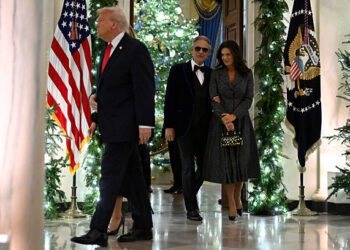 WASHINGTON, DC - 5 DE DICIEMBRE: El presidente Donald Trump y la primera dama Melania llevan al tenor italiano Andrea Bocelli y a su esposa, Veronica Berti Bocelli, a la sala este de la Casa Blanca el 5 de diciembre de 2025 en Washington, DC. Bocelli realizó un concierto en la sala este para el presidente y la primera dama. (Foto de John McDonnell/Getty Images)