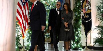 WASHINGTON, DC - 5 DE DICIEMBRE: El presidente Donald Trump y la primera dama Melania llevan al tenor italiano Andrea Bocelli y a su esposa, Veronica Berti Bocelli, a la sala este de la Casa Blanca el 5 de diciembre de 2025 en Washington, DC. Bocelli realizó un concierto en la sala este para el presidente y la primera dama. (Foto de John McDonnell/Getty Images)