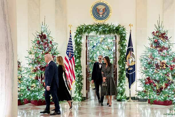 El presidente de los Estados Unidos, Donald Trump, desde la izquierda, la primera dama Melania Trump, el tenor italiano Andrea Bocelli, y su esposa Veronica Berti Bocelli caminan hacia la Sala Este de la Casa Blanca en Washington, DC, EE. UU., el viernes 5 de diciembre de 2025. Trump elogió la cooperación entre Estados Unidos, Canadá y México en el sorteo de la Copa del Mundo del viernes, incluso cuando las divisiones sobre el comercio norteamericano y la política de inmigración amenazan con eclipsar el torneo de fútbol global del próximo año organizado por los tres países vecinos. Fotógrafo: Leigh Vogel/Sipa/Bloomberg vía Getty Images