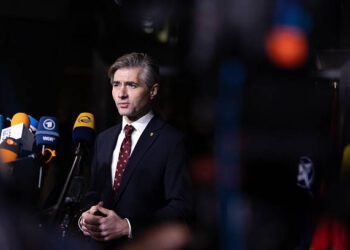 BRUSELAS, BÉLGICA - 03 DE DICIEMBRE: Kestutis Budrys, Ministro de Asuntos Exteriores de Lituania, habla a la prensa al llegar a la sede de la OTAN para una reunión de Ministros de Asuntos Exteriores de la OTAN el 3 de diciembre de 2025 en Bruselas, Bélgica. Como parte de la agenda de la reunión del miércoles de Ministros de Relaciones Exteriores de la OTAN, los aliados celebrarán un almuerzo de trabajo del Consejo OTAN-Ucrania. La reunión se produce en medio de conversaciones que tienen lugar en Moscú entre un enviado estadounidense y el presidente ruso Vladimir Putin, sobre los términos de un acuerdo de paz propuesto por Estados Unidos para poner fin a la guerra de Rusia en Ucrania. (Foto de Omar Havana/Getty Images)