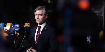 BRUSELAS, BÉLGICA - 03 DE DICIEMBRE: Kestutis Budrys, Ministro de Asuntos Exteriores de Lituania, habla a la prensa al llegar a la sede de la OTAN para una reunión de Ministros de Asuntos Exteriores de la OTAN el 3 de diciembre de 2025 en Bruselas, Bélgica. Como parte de la agenda de la reunión del miércoles de Ministros de Relaciones Exteriores de la OTAN, los aliados celebrarán un almuerzo de trabajo del Consejo OTAN-Ucrania. La reunión se produce en medio de conversaciones que tienen lugar en Moscú entre un enviado estadounidense y el presidente ruso Vladimir Putin, sobre los términos de un acuerdo de paz propuesto por Estados Unidos para poner fin a la guerra de Rusia en Ucrania. (Foto de Omar Havana/Getty Images)