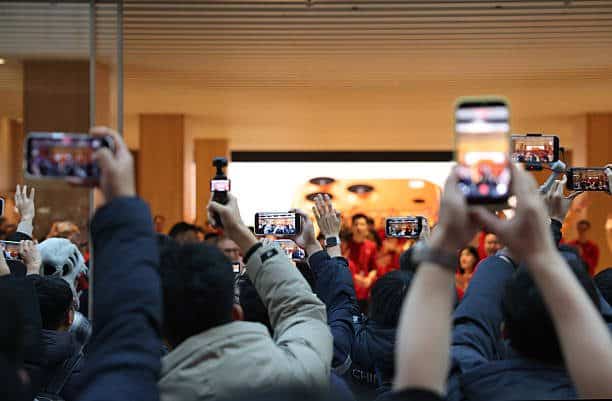 BEIJING, CHINA - 06 DE DICIEMBRE: Los clientes que esperan en la cola toman fotos fuera de una nueva tienda Apple en el Livat Centre, en el distrito suburbano de Daxing, el 6 de diciembre de 2025 en Beijing, China. Apple abre una nueva tienda minorista en Beijing el 6 de diciembre, su sexta en Beijing y la 49 en China continental, marcando otro paso del gigante tecnológico estadounidense para aprovechar el mercado chino de gran potencial. (Foto de VCG/VCG a través de Getty Images)
