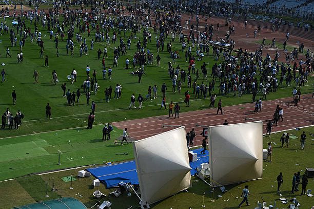 KOLKATA, INDIA - 13 DE DICIEMBRE: Los fanáticos enojados vandalizan pancartas, lanzan botellas, rasgan asientos y los arrojan al campo después de que la estrella del fútbol argentino Lionel Messi se fuera temprano del Estadio Salt Lake durante su India Tour, el 13 de diciembre de 2025 en Kolkata, India. Los fanáticos del fútbol estaban enojados porque, a pesar de comprar boletos a precios elevados, ni siquiera pudieron echar un vistazo a su estrella favorita. Lionel Messi está en su gira G.O.A.T. India 2025, y llegó a Calcuta en las primeras horas del sábado (13 de diciembre de 2025). (Foto de Samir Jana/Hindustan Times vía Getty Images)