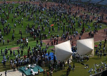 KOLKATA, INDIA - 13 DE DICIEMBRE: Los fanáticos enojados vandalizan pancartas, lanzan botellas, rasgan asientos y los arrojan al campo después de que la estrella del fútbol argentino Lionel Messi se fuera temprano del Estadio Salt Lake durante su India Tour, el 13 de diciembre de 2025 en Kolkata, India. Los fanáticos del fútbol estaban enojados porque, a pesar de comprar boletos a precios elevados, ni siquiera pudieron echar un vistazo a su estrella favorita. Lionel Messi está en su gira G.O.A.T. India 2025, y llegó a Calcuta en las primeras horas del sábado (13 de diciembre de 2025). (Foto de Samir Jana/Hindustan Times vía Getty Images)