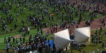 KOLKATA, INDIA - 13 DE DICIEMBRE: Los fanáticos enojados vandalizan pancartas, lanzan botellas, rasgan asientos y los arrojan al campo después de que la estrella del fútbol argentino Lionel Messi se fuera temprano del Estadio Salt Lake durante su India Tour, el 13 de diciembre de 2025 en Kolkata, India. Los fanáticos del fútbol estaban enojados porque, a pesar de comprar boletos a precios elevados, ni siquiera pudieron echar un vistazo a su estrella favorita. Lionel Messi está en su gira G.O.A.T. India 2025, y llegó a Calcuta en las primeras horas del sábado (13 de diciembre de 2025). (Foto de Samir Jana/Hindustan Times vía Getty Images)