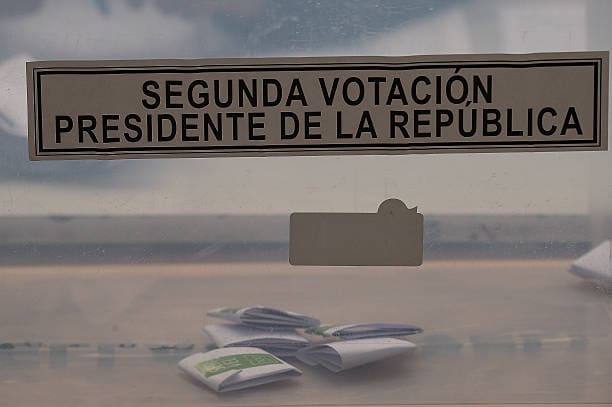 SANTIAGO, CHILE - 14 DE DICIEMBRE: La gente vota en la Escuela Federico García Lorca, durante las elecciones presidenciales de 2025 el 14 de diciembre de 2025 en Santiago, Chile. Jeannette Jara de la coalición Unidad Por Chile y Antonio Kast del partido Republicano lideraron la primera vuelta de las elecciones. Las encuestas consideran que el candidato Kast es el que está en la parte superior de las preferencias. (Foto de Claudio Santana/Getty Images)