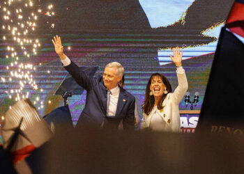 SANTIAGO, CHILE - 2025/12/14: José Antonio Kast, presidente electo de la República de Chile, para el período de 2026 a 2030, entra en su evento público con su esposa, María Pía Adriasola, ante miles de simpatizantes. José Antonio Kast ganó la segunda ronda de las elecciones con aproximadamente el 58,2 % de los votos, derrotando a su rival, la Jeannette Jara del Partido Comunista, que obtuvo alrededor del 41,8 %. Esta victoria lo convierte en el 38o presidente de Chile. Kast prestará juramento en el cargo el 11 de marzo de 2026. (Foto de Cristóbal Basaure Araya/SOPA Images/LightRocket vía Getty Images)