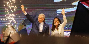 SANTIAGO, CHILE - 2025/12/14: José Antonio Kast, presidente electo de la República de Chile, para el período de 2026 a 2030, entra en su evento público con su esposa, María Pía Adriasola, ante miles de simpatizantes. José Antonio Kast ganó la segunda ronda de las elecciones con aproximadamente el 58,2 % de los votos, derrotando a su rival, la Jeannette Jara del Partido Comunista, que obtuvo alrededor del 41,8 %. Esta victoria lo convierte en el 38o presidente de Chile. Kast prestará juramento en el cargo el 11 de marzo de 2026. (Foto de Cristóbal Basaure Araya/SOPA Images/LightRocket vía Getty Images)