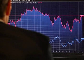 Un gráfico de rendimiento total de Bloomberg 500 Consumer Discresionary ex Amazon and Tesla Index en el piso de la Bolsa de Valores de Nueva York (NYSE) en Nueva York, EE. UU., el lunes 15 de diciembre de 2025. La última semana de negociación completa de 2025 comenzó con la caída de las acciones y el aumento de los bonos mientras Wall Street se preparaba para datos económicos clave que ayudarán a dar forma a las perspectivas de tasas de la Reserva Federal. Fotógrafo: Michael Nagle/Bloomberg vía Getty Images