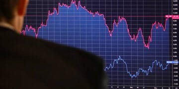 Un gráfico de rendimiento total de Bloomberg 500 Consumer Discresionary ex Amazon and Tesla Index en el piso de la Bolsa de Valores de Nueva York (NYSE) en Nueva York, EE. UU., el lunes 15 de diciembre de 2025. La última semana de negociación completa de 2025 comenzó con la caída de las acciones y el aumento de los bonos mientras Wall Street se preparaba para datos económicos clave que ayudarán a dar forma a las perspectivas de tasas de la Reserva Federal. Fotógrafo: Michael Nagle/Bloomberg vía Getty Images