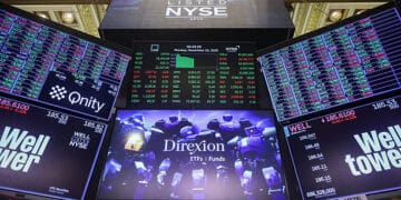 Señalización de Direxion en el piso de la Bolsa de Valores de Nueva York (NYSE) en Nueva York, EE. UU., el lunes 22 de diciembre de 2025. La semana acortada por las vacaciones comenzó con ganancias en las acciones en medio de un amplio avance que vio una continuación del impulso alcista en Wall Street. Fotógrafo: Michael Nagle/Bloomberg vía Getty Images