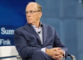El CEO de BlackRock, Larry Fink, en la Cumbre DealBook del New York Times el miércoles. (Michael M. Santiago/Getty Imágenes)
