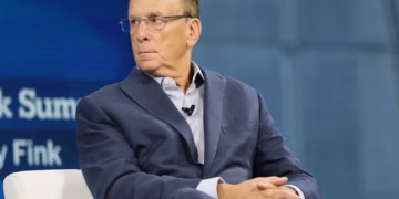 El CEO de BlackRock, Larry Fink, en la Cumbre DealBook del New York Times el miércoles. (Michael M. Santiago/Getty Imágenes)