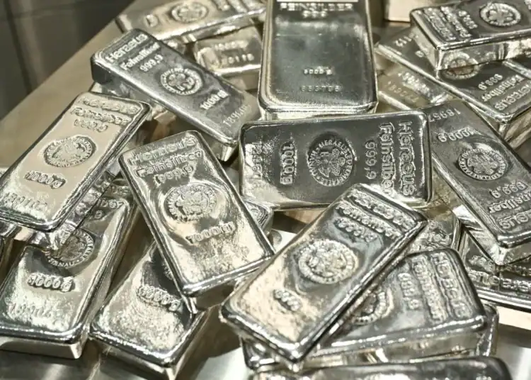 Los lingotes de plata están apilados en la sala de cajas de seguridad de la casa de oro Pro Aurum en Múnich, Alemania, el 10 de enero de 2025. Angelika Warmuth | Reuters