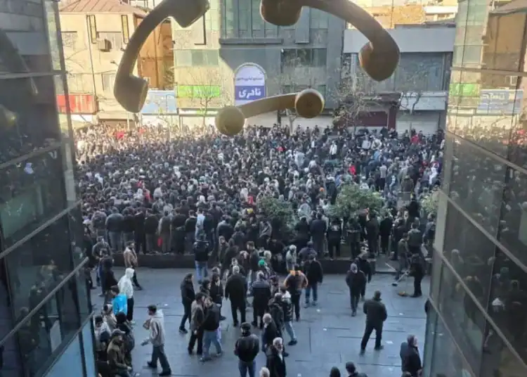 Los manifestantes se manifiestan contra las malas condiciones económicas en Teherán. El gobierno alemán ha pedido al liderazgo de Irán que respete la libertad de reunión en medio de informes de que las fuerzas gubernamentales han tomado medidas enérgicas contra las manifestaciones que se han apoderado del país durante días. Redes sociales/ZUMA Press Wire/dpa